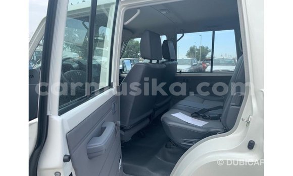 Acheter Import Voiture Toyota Land Cruiser Blanc à Import - Dubai, Harare Acheter Import Voiture Toyota Land Cruiser Blanc à Import - Dubai, Harare