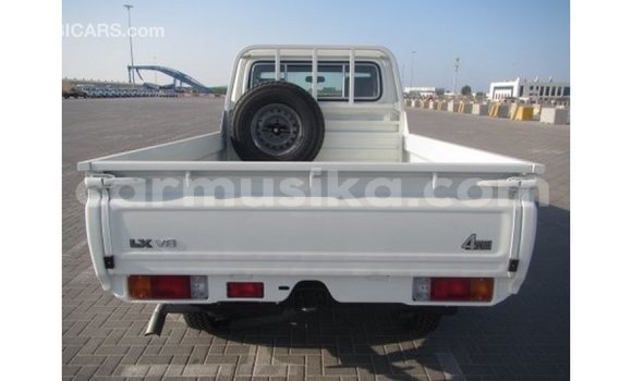 Tenga Imported Toyota Land Cruiser Chena Mota in Import - Dubai in Harare Tenga Imported Toyota Land Cruiser Chena Mota in Import - Dubai in Harare
