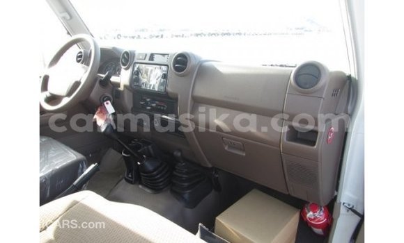 Tenga Imported Toyota Land Cruiser Chena Mota in Import - Dubai in Harare Tenga Imported Toyota Land Cruiser Chena Mota in Import - Dubai in Harare