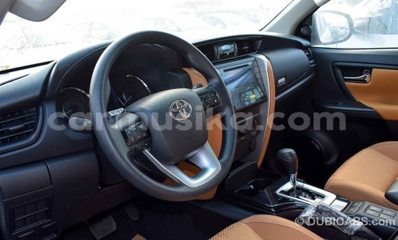 Acheter Import Voiture Toyota Fortuner Blanc à Import - Dubai, Harare Acheter Import Voiture Toyota Fortuner Blanc à Import - Dubai, Harare