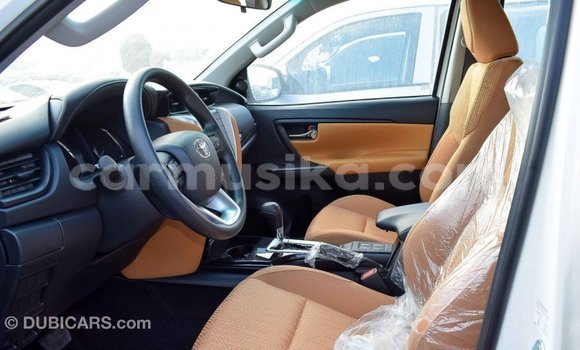 Acheter Import Voiture Toyota Fortuner Blanc à Import - Dubai, Harare Acheter Import Voiture Toyota Fortuner Blanc à Import - Dubai, Harare