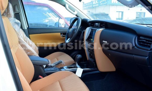 Acheter Import Voiture Toyota Fortuner Blanc à Import - Dubai, Harare Acheter Import Voiture Toyota Fortuner Blanc à Import - Dubai, Harare