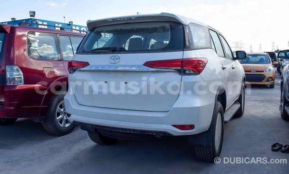 Acheter Import Voiture Toyota Fortuner Blanc à Import - Dubai, Harare Acheter Import Voiture Toyota Fortuner Blanc à Import - Dubai, Harare