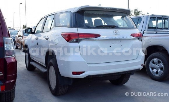 Acheter Import Voiture Toyota Fortuner Blanc à Import - Dubai, Harare Acheter Import Voiture Toyota Fortuner Blanc à Import - Dubai, Harare