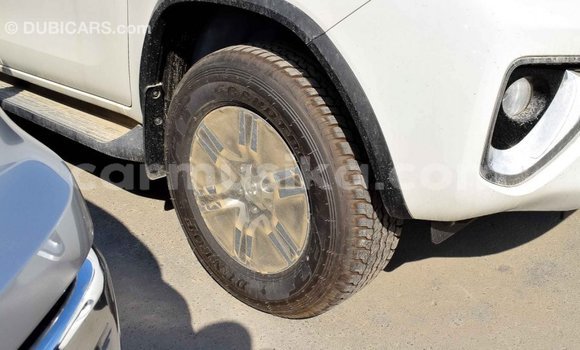 Acheter Import Voiture Toyota Fortuner Blanc à Import - Dubai, Harare Acheter Import Voiture Toyota Fortuner Blanc à Import - Dubai, Harare