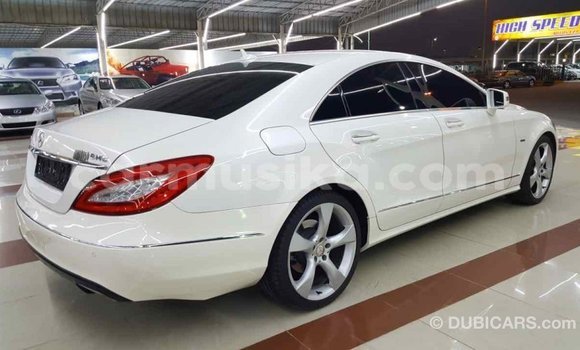 Nunua Imported Mercedes‒Benz 190 (W201) Nyeupe Gari ndani ya Import - Dubai nchini Harare Nunua Imported Mercedes‒Benz 190 (W201) Nyeupe Gari ndani ya Import - Dubai nchini Harare