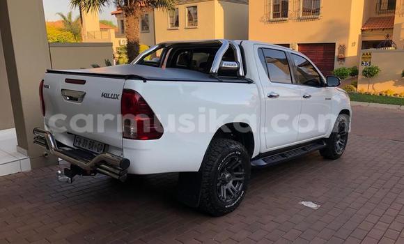Buy Used Toyota Hilux White Car in Beitbridge in Matabeleland South Buy Used Toyota Hilux White Car in Beitbridge in Matabeleland South