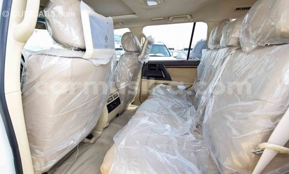 Acheter Import Voiture Toyota Land Cruiser Blanc à Import - Dubai, Harare Acheter Import Voiture Toyota Land Cruiser Blanc à Import - Dubai, Harare