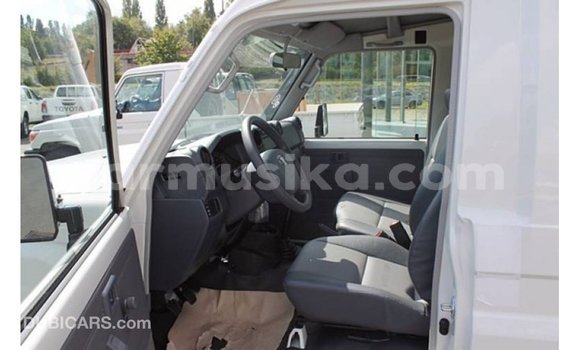Nunua Imported Toyota Land Cruiser Nyeupe Gari ndani ya Import - Dubai nchini Harare Nunua Imported Toyota Land Cruiser Nyeupe Gari ndani ya Import - Dubai nchini Harare