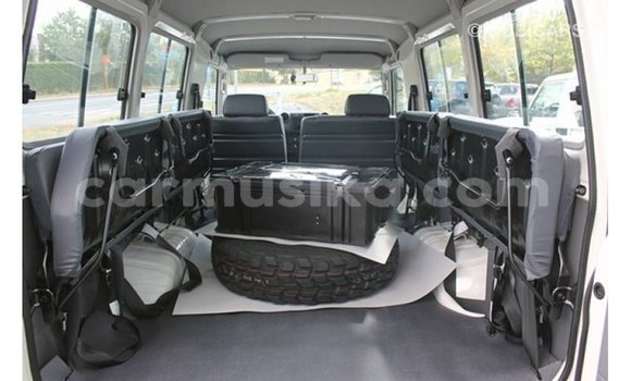 Nunua Imported Toyota Land Cruiser Nyeupe Gari ndani ya Import - Dubai nchini Harare Nunua Imported Toyota Land Cruiser Nyeupe Gari ndani ya Import - Dubai nchini Harare