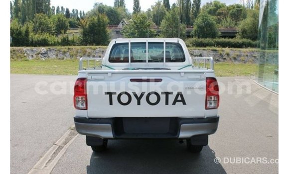 Acheter Import Voiture Toyota Hilux Blanc à Import - Dubai, Harare Acheter Import Voiture Toyota Hilux Blanc à Import - Dubai, Harare