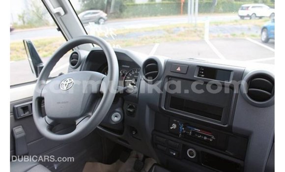 Acheter Import Voiture Toyota Land Cruiser Blanc à Import - Dubai, Harare Acheter Import Voiture Toyota Land Cruiser Blanc à Import - Dubai, Harare