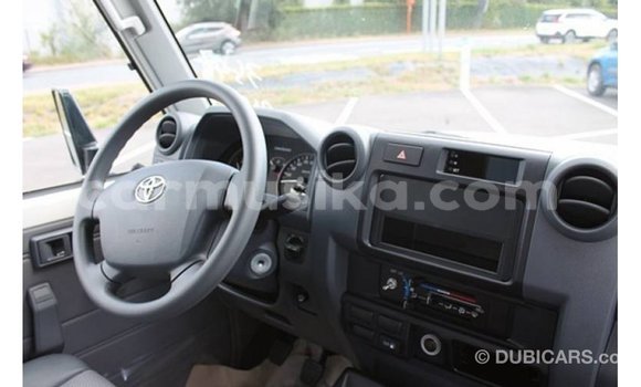 Acheter Import Voiture Toyota Land Cruiser Blanc à Import - Dubai, Harare Acheter Import Voiture Toyota Land Cruiser Blanc à Import - Dubai, Harare