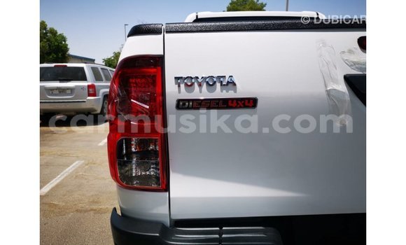 Acheter Import Voiture Toyota Hilux Blanc à Import - Dubai, Harare Acheter Import Voiture Toyota Hilux Blanc à Import - Dubai, Harare