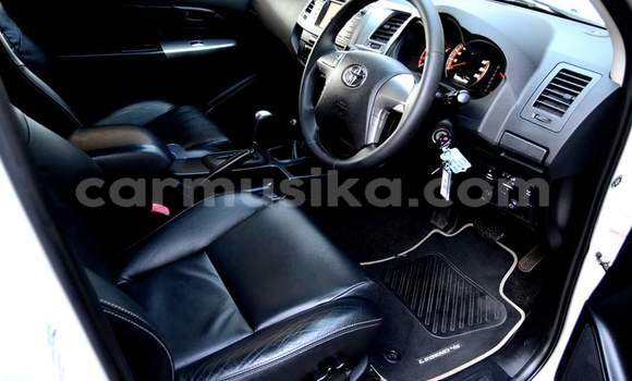 Tenga Tsaru Toyota Hilux Chena Mota in Harare in Harare Tenga Tsaru Toyota Hilux Chena Mota in Harare in Harare