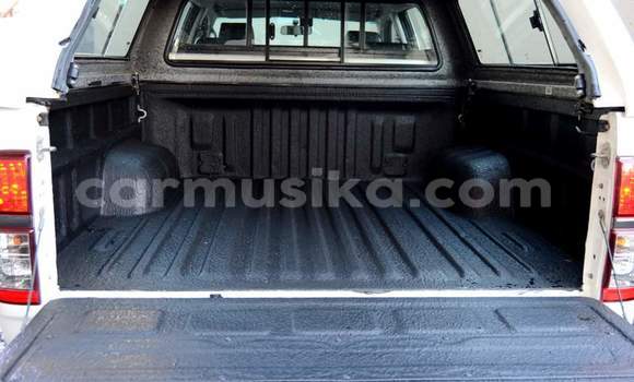 Tenga Tsaru Toyota Hilux Chena Mota in Harare in Harare Tenga Tsaru Toyota Hilux Chena Mota in Harare in Harare