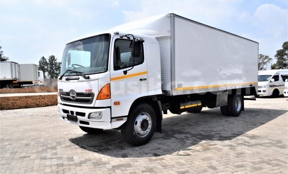 Acheter Occasion Utilitaire Hino 300 Series Blanc à Beitbridge, Matabeleland South Acheter Occasion Utilitaire Hino 300 Series Blanc à Beitbridge, Matabeleland South