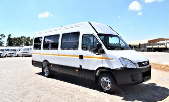 Acheter Occasion Utilitaire Hino 300 Series Blanc à Beitbridge, Matabeleland South Acheter Occasion Utilitaire Hino 300 Series Blanc à Beitbridge, Matabeleland South