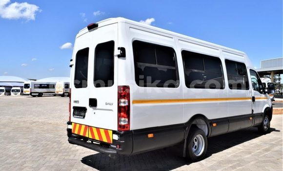 Acheter Occasion Utilitaire Hino 300 Series Blanc à Beitbridge, Matabeleland South Acheter Occasion Utilitaire Hino 300 Series Blanc à Beitbridge, Matabeleland South