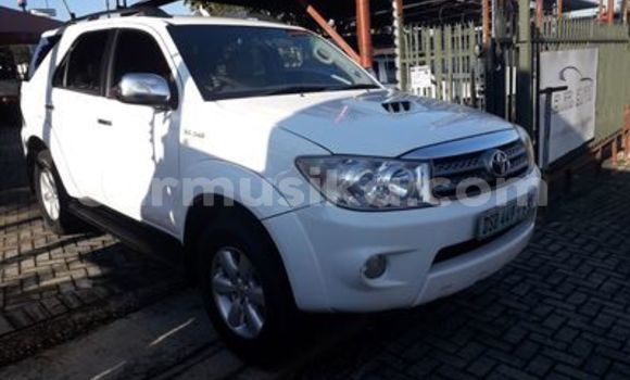 Acheter Occasion Voiture Toyota Fortuner Blanc à Beitbridge, Matabeleland South Acheter Occasion Voiture Toyota Fortuner Blanc à Beitbridge, Matabeleland South