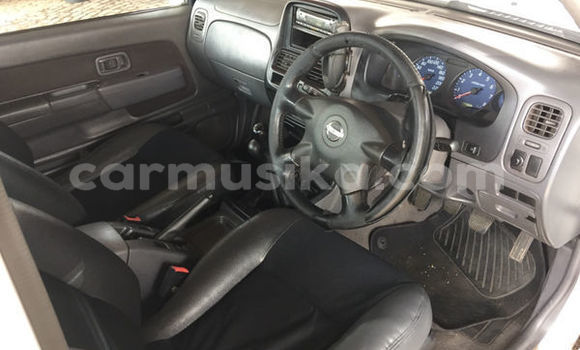 Acheter Occasion Voiture Nissan Hardbody Blanc à Beitbridge, Matabeleland South Acheter Occasion Voiture Nissan Hardbody Blanc à Beitbridge, Matabeleland South