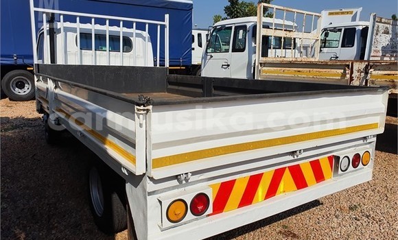 Acheter Occasion Utilitaire Nissan UD Blanc à Harare, Harare Acheter Occasion Utilitaire Nissan UD Blanc à Harare, Harare