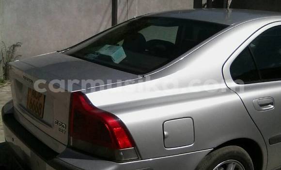 Nunua Ilio tumika Volvo S60 Fedha Gari ndani ya Maji ya maji nchini Harare
