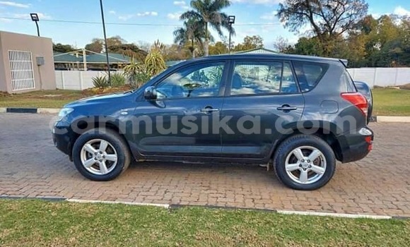 Nunua Ilio tumika Toyota RAV4 Nyeusi Gari ndani ya Harare nchini Harare