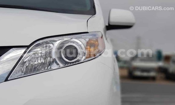 Tenga Imported Toyota Sienna Chena Mota in Import - Dubai in Harare Tenga Imported Toyota Sienna Chena Mota in Import - Dubai in Harare