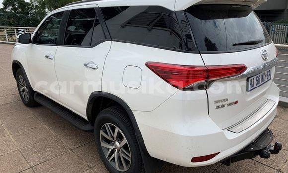Acheter Occasion Voiture Toyota Fortuner Blanc à Beitbridge, Matabeleland South Acheter Occasion Voiture Toyota Fortuner Blanc à Beitbridge, Matabeleland South