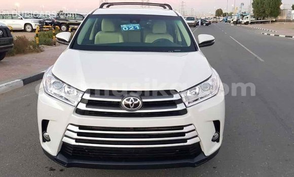 Tenga Imported Toyota Highlander Chena Mota in Import - Dubai in Harare Tenga Imported Toyota Highlander Chena Mota in Import - Dubai in Harare