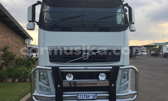Acheter Occasion Utilitaire Volvo F4 Blanc à Beitbridge, Matabeleland South Acheter Occasion Utilitaire Volvo F4 Blanc à Beitbridge, Matabeleland South