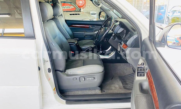 Nunua Ilio tumika Toyota Land Cruiser Prado Nyeupe Gari ndani ya Beitbridge nchini Matabeleland Kusini Nunua Ilio tumika Toyota Land Cruiser Prado Nyeupe Gari ndani ya Beitbridge nchini Matabeleland Kusini