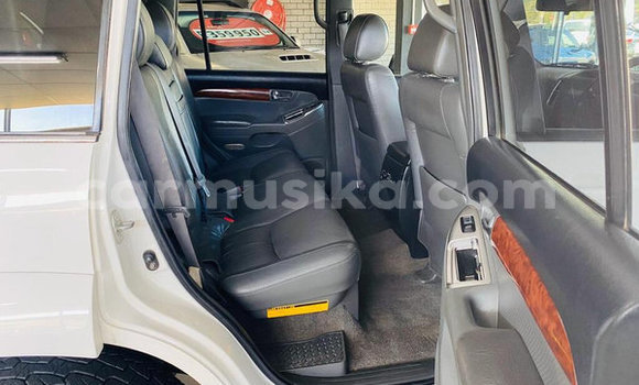 Nunua Ilio tumika Toyota Land Cruiser Prado Nyeupe Gari ndani ya Beitbridge nchini Matabeleland Kusini Nunua Ilio tumika Toyota Land Cruiser Prado Nyeupe Gari ndani ya Beitbridge nchini Matabeleland Kusini