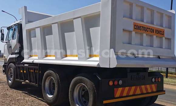 Acheter Occasion Utilitaire Nissan UD Blanc à Beitbridge, Matabeleland South Acheter Occasion Utilitaire Nissan UD Blanc à Beitbridge, Matabeleland South