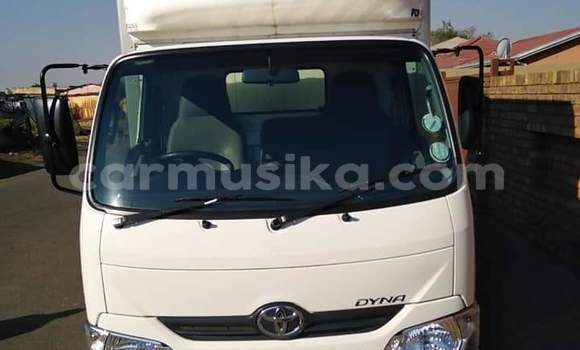 Nunua Ilio tumika Hino 300 Nyeupe Lori ndani ya Beitbridge nchini Matabeleland Kusini