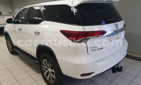 Nunua Ilio tumika Toyota Fortuner Nyeupe Gari ndani ya Beitbridge nchini Matabeleland Kusini Nunua Ilio tumika Toyota Fortuner Nyeupe Gari ndani ya Beitbridge nchini Matabeleland Kusini