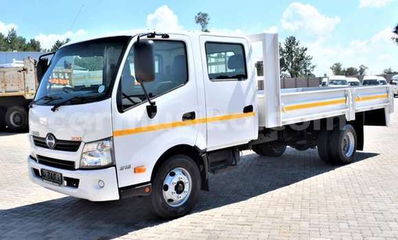 Buy Used Hino 300 Series White Truck in Beitbridge in Matabeleland South