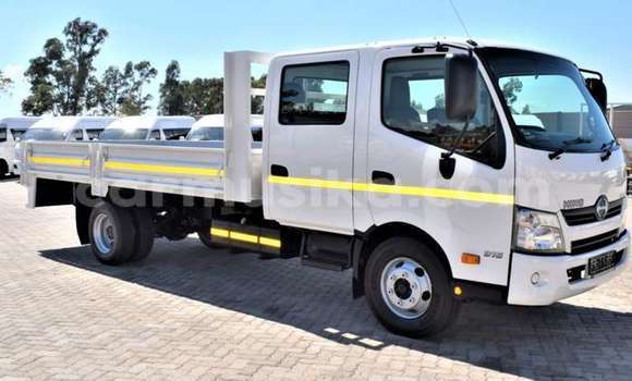 Acheter Occasion Utilitaire Hino 300 Series Blanc à Beitbridge, Matabeleland South Acheter Occasion Utilitaire Hino 300 Series Blanc à Beitbridge, Matabeleland South