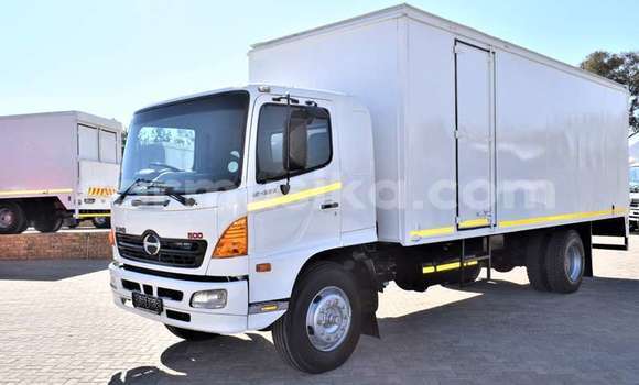 Buy Used Hino 300 Series White Truck in Beitbridge in Matabeleland South