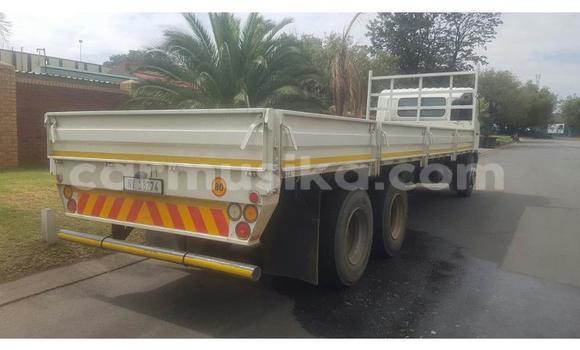 Buy Used Hino 300 White Truck in Beitbridge in Matabeleland South