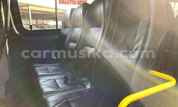 Tenga Tsaru Mercedes‒Benz Sprinter Chena Rori in Beitbridge in Matabeleland South Tenga Tsaru Mercedes‒Benz Sprinter Chena Rori in Beitbridge in Matabeleland South