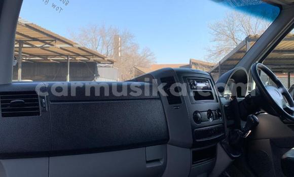 Tenga Tsaru Mercedes‒Benz Sprinter Chena Rori in Beitbridge in Matabeleland South Tenga Tsaru Mercedes‒Benz Sprinter Chena Rori in Beitbridge in Matabeleland South