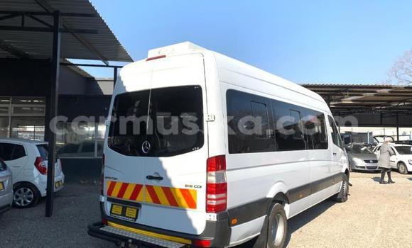 Tenga Tsaru Mercedes‒Benz Sprinter Chena Rori in Beitbridge in Matabeleland South Tenga Tsaru Mercedes‒Benz Sprinter Chena Rori in Beitbridge in Matabeleland South