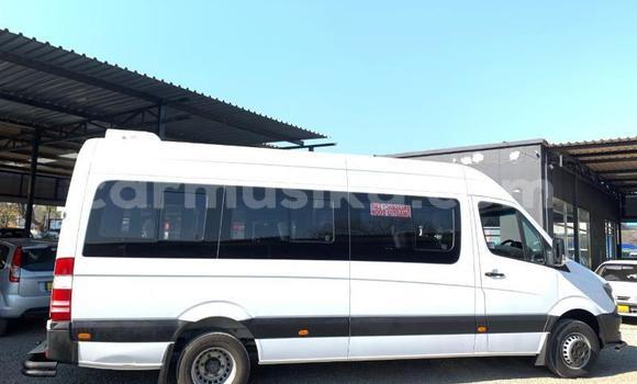 Tenga Tsaru Mercedes‒Benz Sprinter Chena Rori in Beitbridge in Matabeleland South Tenga Tsaru Mercedes‒Benz Sprinter Chena Rori in Beitbridge in Matabeleland South