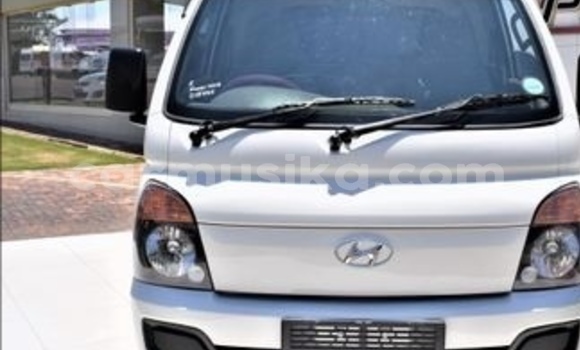 Acheter Occasion Voiture Hyundai H200 Blanc à Beitbridge, Matabeleland South Acheter Occasion Voiture Hyundai H200 Blanc à Beitbridge, Matabeleland South