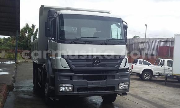 Acheter Occasion Utilitaire Mercedes‒Benz Truck Blanc à Harare, Harare Acheter Occasion Utilitaire Mercedes‒Benz Truck Blanc à Harare, Harare