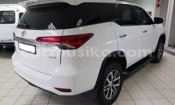 Acheter Occasion Voiture Toyota Fortuner Blanc à Beitbridge, Matabeleland South Acheter Occasion Voiture Toyota Fortuner Blanc à Beitbridge, Matabeleland South