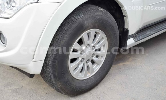 Acheter Import Voiture Mitsubishi Pajero Blanc à Import - Dubai, Harare Acheter Import Voiture Mitsubishi Pajero Blanc à Import - Dubai, Harare