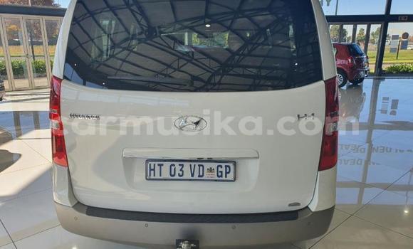 Tenga Tsaru Hyundai H1 Chena Mota in Beitbridge in Matabeleland South Tenga Tsaru Hyundai H1 Chena Mota in Beitbridge in Matabeleland South